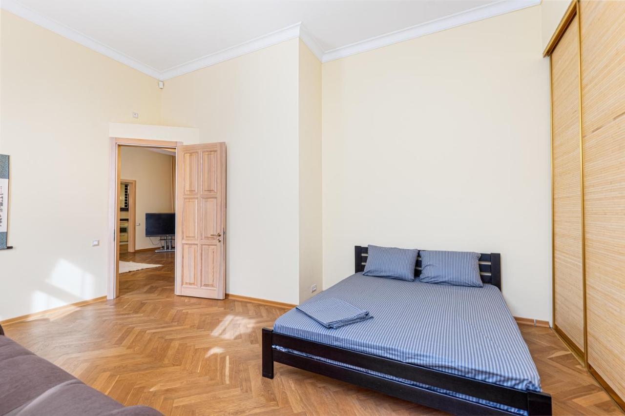 Grecheskaya Street Art Apartment Oldenburg Bagian luar foto